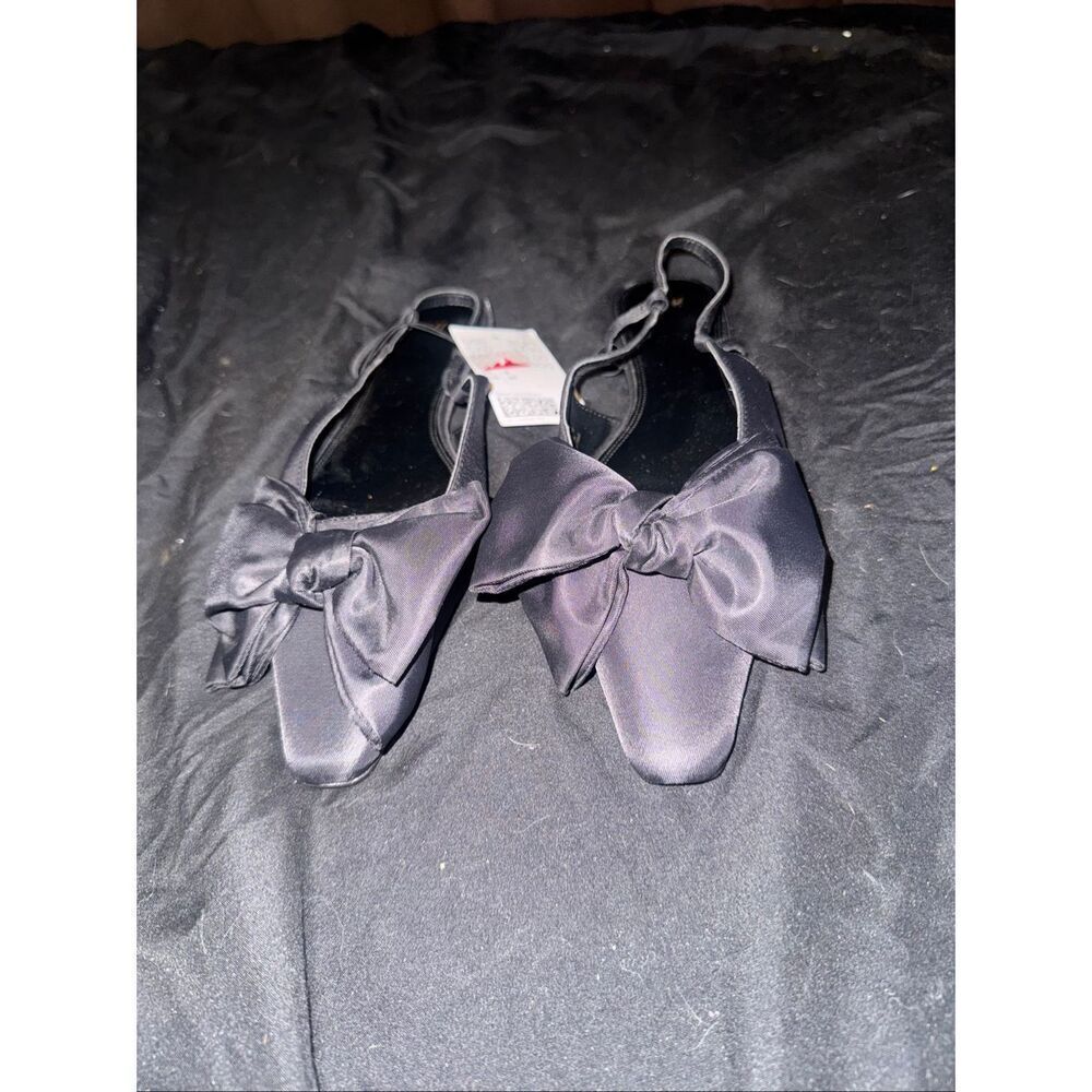 NWT flats with bows size 8